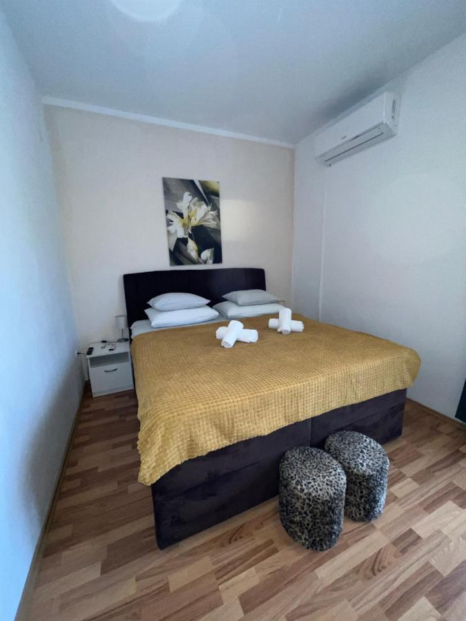 Apartments And Pansion M&R 图兰杰 外观 照片