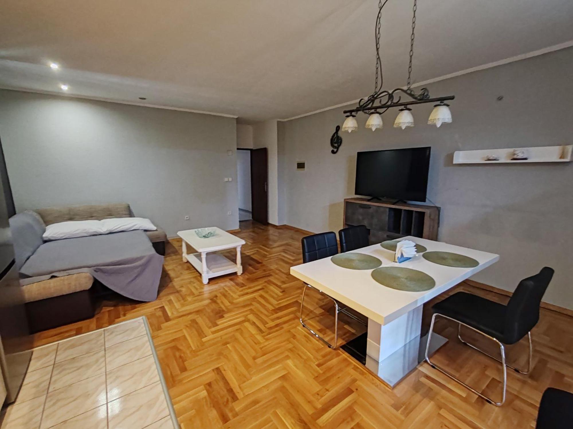 Apartments And Pansion M&R 图兰杰 外观 照片