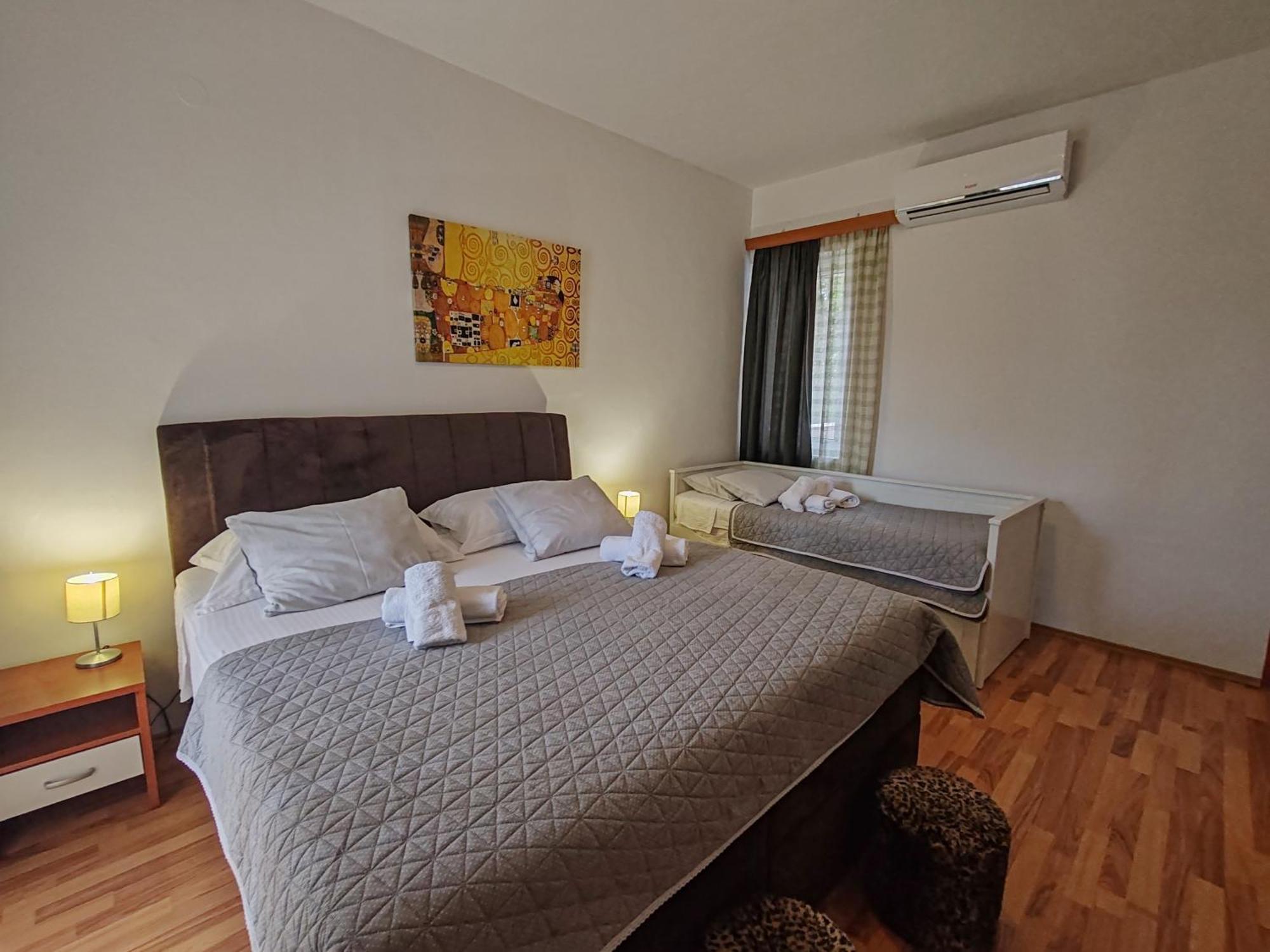 Apartments And Pansion M&R 图兰杰 外观 照片