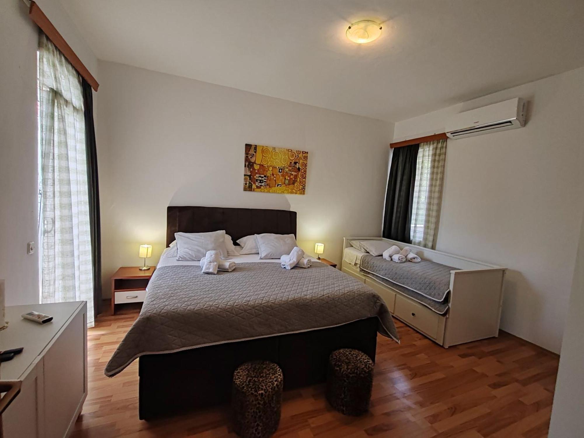 Apartments And Pansion M&R 图兰杰 外观 照片